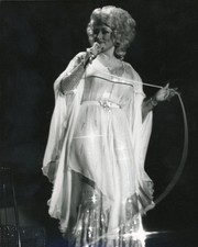 LMPE30 Original Photo SINGER DOLLY PARTON IN CONCERT 1970s COUNTRY MUSIC STAR picture