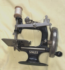SINGER MINIATURE HAND CRANKED SEWING MACHINE  No. 20  BLACK CAST IRON USA picture