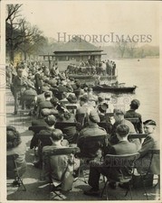 1947 Press Photo Londoners flocked to the Parks in Hyde Park to enjoy sunshine. picture