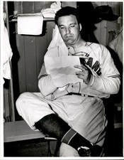 LD401 1946 Original Photo RAY POAT CLEVELAND INDIANS PITCHER SMOKING IN DUGOUT picture
