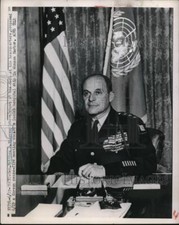 1951 Press Photo General Matthew B Ridgeway at his desk in Toyko Japan picture