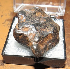 27 Gm. CANYON DIABLO IRON METEORITE  ARIZONA  CASE.  INCLUDED MUSEUM GRADE; USA picture