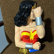 Vandor Wonder Woman DC Comics Limited Edition Hand Numbered Ceramic Figurine picture