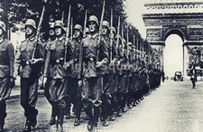 WW2 Picture Photo German soldiers march into Paris  5016 picture