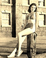Hollywood Golden Age Actress Gene Tierney Swimsuit Modeling Photo Picture 4x6 picture