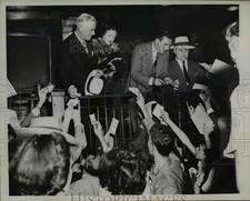 1944 Press Photo Thomas Dewey, Dwight Green, And Mrs. Dewey At Train's Platform picture