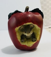 VTG Mouse in Apple Figurine 1995 Gift Innovations Paperweight Teacher Gift Heavy picture