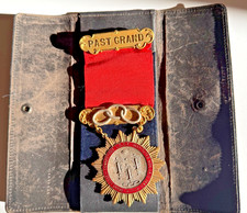 Antique IOOF Past Grand Jewel Medal Grand Lodge Connecticut Odd Fellows Case picture