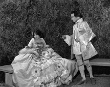 1924 RUDOLPH VALENTINO & BEBE DANIELS in MONSIEUR BEAUCAIRE Photo (190-e ) picture