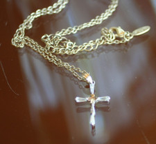 VINT :*+ AVON CRYSTAL CROSS PENDANT ON GOLD TONE CHAIN +*: 16