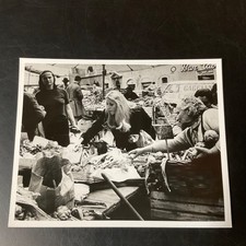 VINTAGE 1960s SHARON TATE SHOPPING OUTDOOR MARKET ORIGINAL PHOTO 8x10 picture