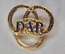 DAR Daughters of the American Revolution Classic Initial Letter Logo Pin Garnay picture