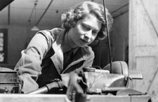 WW II Great Britain  Photo   ... Queen Elizabeth - Mechanic picture