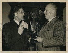 1940 Press Photo Acme photographer Carl Thusgaard presented check by Kilpatrick picture