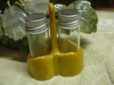 RARE Vintage SHINY  BUTTERSCOTCH BAKELITE Salt/Pepper S&P  HOLDER w/Shakers EXC. picture