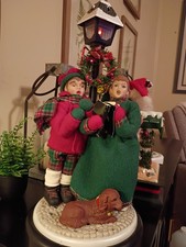 VINTAGE MUSICAL W/LIGHTED LAMP POST 2 CAROLERS & DOG HOLIDAY CREATIONS 1993 picture