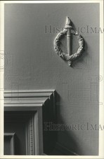 1984 Press Photo Torch in Wreath Emblem on the Lion House in Milwaukee picture