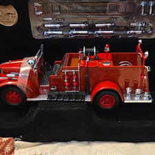 Road Signature 1:24 Scale 1941 GMC Fire Truck Model w/ Certificate picture