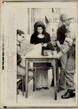 1973 Press Photo Woman with Soldiers in Santiago, Chile After Allende Coup picture