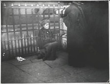 Scenes at Bow Street Suffragette waiting for friends 1910s OLD PHOTO picture