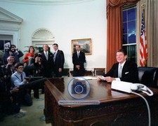 PRESIDENT RONALD REAGAN OVAL OFFICE MEETING PRESS 1981 8X10 PHOTO picture