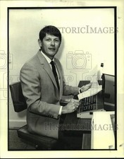1985 Press Photo Mutual President Michael Hurley computes loan savings picture