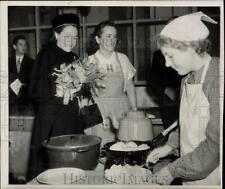 1950 Press Photo U.S. Envoy to Denmark Eugenie Anderson at Danish School Kitchen picture