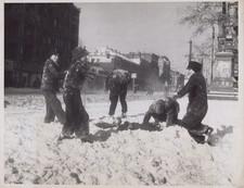 Postwar Berlin children snow battle Germany hunger 1947 - Original Press Photo picture