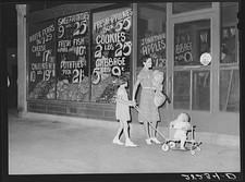 Grundy Center Iowa 1930s Saturday Night Shopper Grocery Store Window Display picture