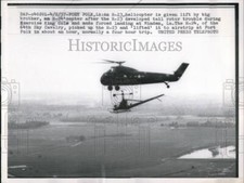 1957 Press Photo Ft Polk, Iowa A H-23 copter lifted by an H-24 copter at base picture