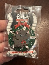 Holiday Christmas Cat Wreath Le 400 Berlioz Aristocats Disney trading Pin picture