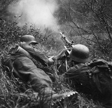 WW2 Photo WWII German MG 34 in Action MG-34 MG34  World War Two Wehrmacht / 2431 picture