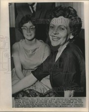 1960 Press Photo Maurine Neuberger and friends wait for Oregon election returns picture