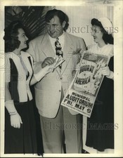 1941 Press Photo Miss Ethel Stein, Andy Devine, Mary Geffs, Hooray America Sign picture