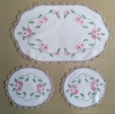 VINTAGE 3PC HAND EMBROIDERED DRESSER SET PINK FLORAL CREPE LINEN CROCHET LACE MA picture