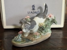 Lladro Kitty Confrontation 1442 Cat Confronts Frog Amongst Flowers W Box picture