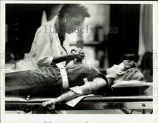 1985 Press Photo Patricia Sims holds hand of blood donor Bertha Bascuas, FL picture