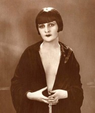 LYA DE PUTTI : RISQUE POSE : PRETTY FILM ACTRESS : VAMP : RPPC picture