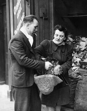 Private Ted Saunders of the 2nd Army out shopping with his wife Ma- Old Photo picture