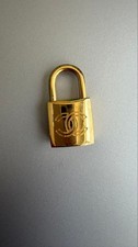 Chanel Outdoor Collection Padlock Cadena Gold Color Used Limited Edition VHTF De picture