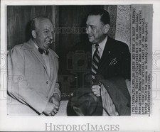 1848 Press Photo Warren Giles,Pres.of Cincinnati Reds greets Manager Johnny Neun picture