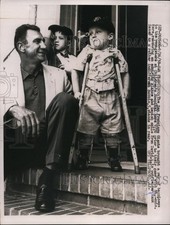 1958 Press Photo Giants Hank Sauer visits kids at Children's Hospital in SF picture