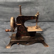 1930’s antique children’s sewing machine picture
