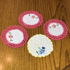 VTG 1950s/1960s Floral Embroidered Crocheted Linen Flower Doilies Set Of 4 “5x5 picture