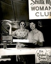 LG906 1963 Original Bob East Photo SOUTH MIAMI WOMENS CLUB Ladies Serving Pizzas picture