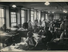 Press Photo A typical newspaper city room scene picture