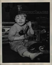 1946 Press Photo Irvin Scott, 21 months, in a police station picture