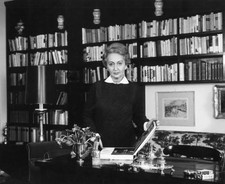 Italian writer poet partisan Alba De Cespedes reading house Rome R- Old Photo picture