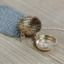 Vintage 1920s British-Inspired Handmade Coin Purse with Chain and Mesh Design - picture