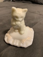 Vintage Avon Sitting Pretty White Cat on Pillow 3-1/2